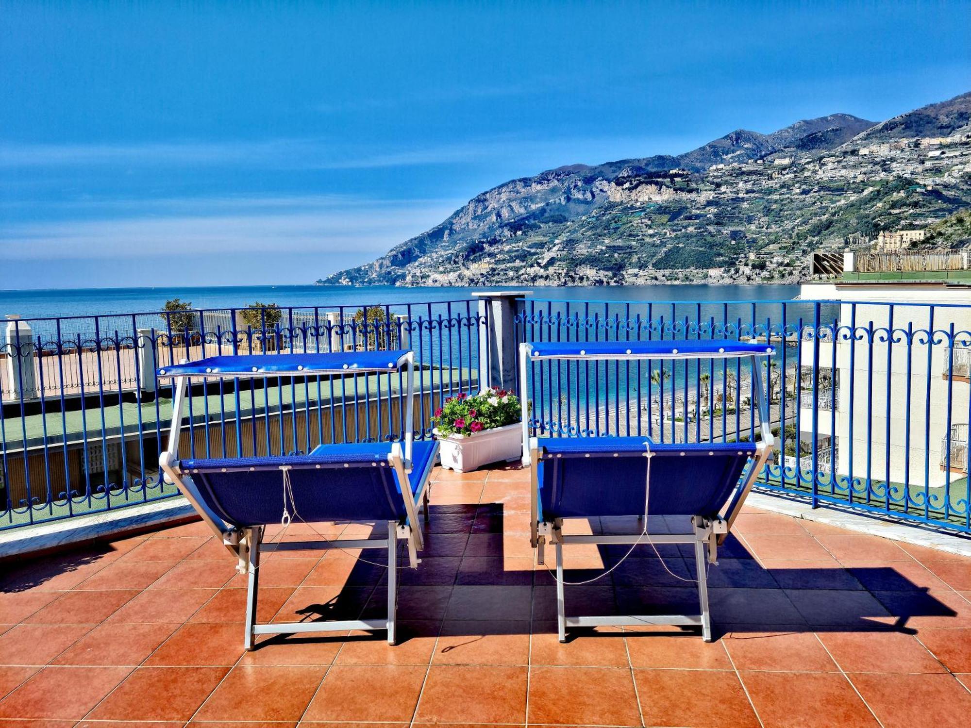 Апартаменты A Terrace On The Sea Майори Экстерьер фото
